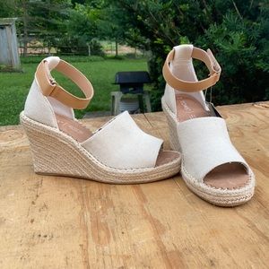 NWT Tom’s sandals